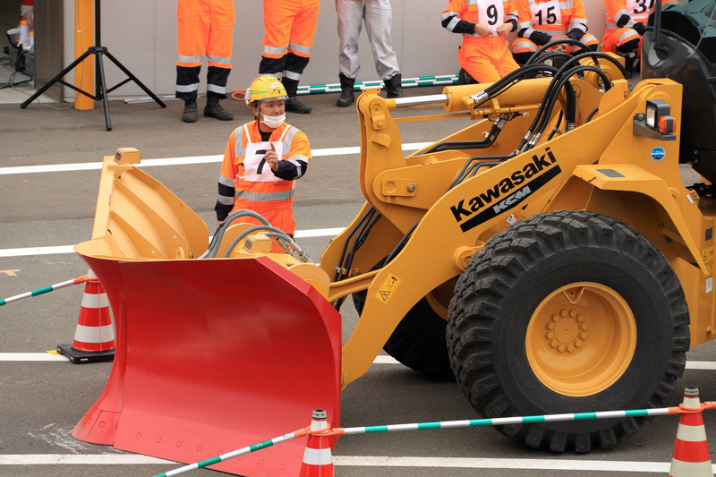 タイヤ・ホイール・灯火器類・油圧シリンダー・ブレード・エッジ・エンジン・ミッションなどの損傷や油漏れを点検して回る