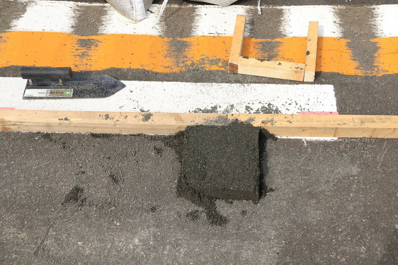 このように雪に見立てた砂山を垂木やパイロンに触れることなく「除雪」する