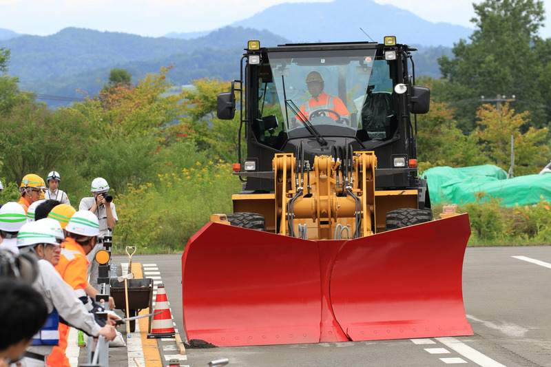 垂木に触れると減点されてしまうので、ギリギリを「除雪」していく選手たち