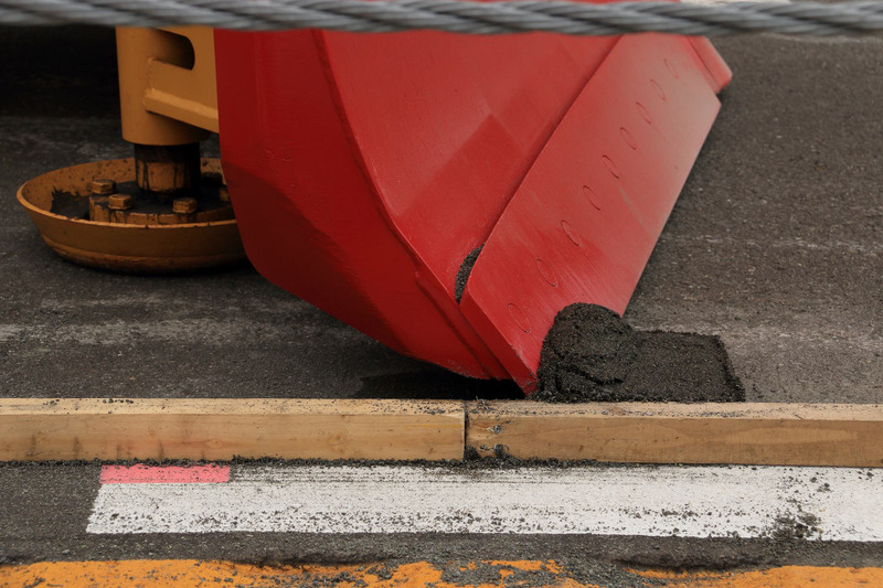 垂木に触れると減点されてしまうので、ギリギリを「除雪」していく選手たち