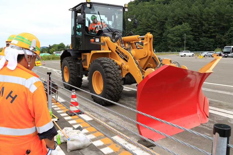 すぐに残った砂山の幅を計測して採点していく