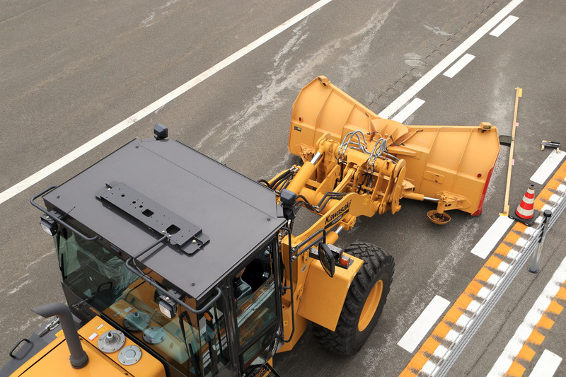 すぐに残った砂山の幅を計測して採点していく