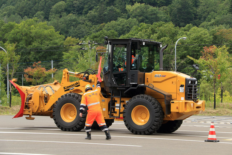 旗の合図でスタート。バックでスラローム走行するのは非常に難しそうだ