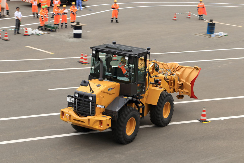 旗の合図でスタート。バックでスラローム走行するのは非常に難しそうだ
