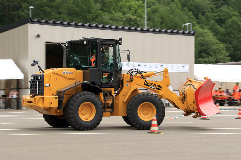 旗の合図でスタート。バックでスラローム走行するのは非常に難しそうだ