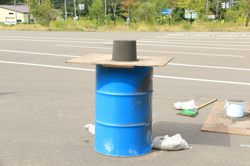 2か所に設置してあるドラム缶の上に盛ってある砂山を「除雪」する。制限時間を設けているが焦りは禁物……