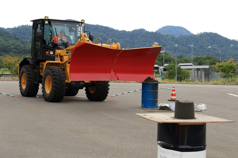 2か所に設置してあるドラム缶の上に盛ってある砂山を「除雪」する。制限時間を設けているが焦りは禁物……