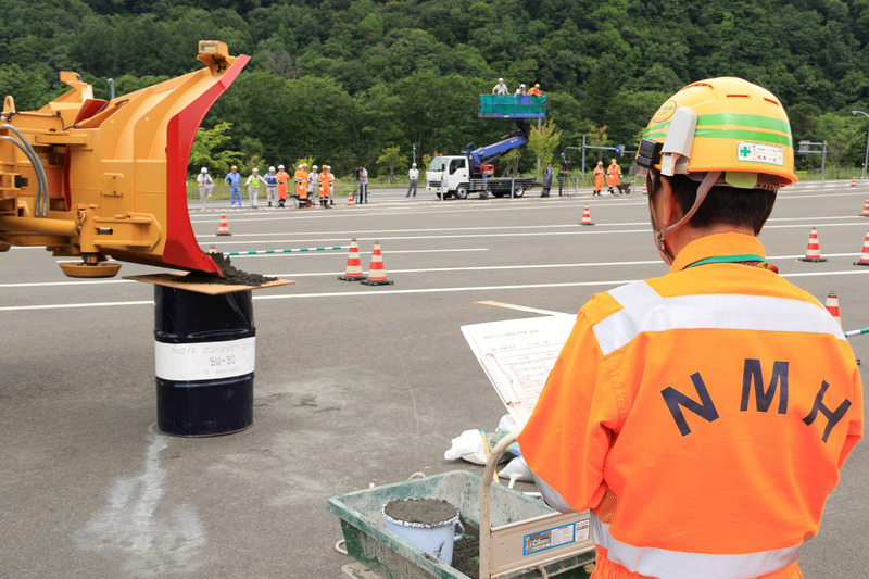 ドラム缶とコンパネに接触しないようブレードの位置を決め、前進！