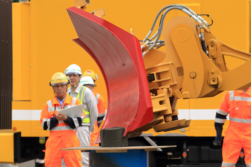 ドラム缶とコンパネに接触しないようブレードの位置を決め、前進！