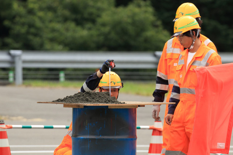 ドラム缶とコンパネに接触しないようブレードの位置を決め、前進！