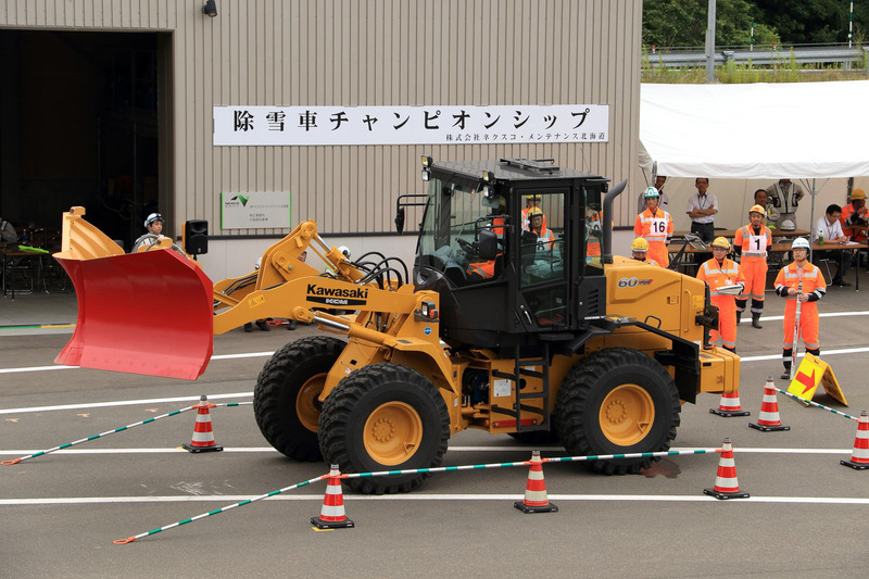 慎重に車庫入れをする選手たち
