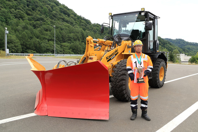 団体の部で優勝した岩見沢事業所チームには優勝杯とメダルが。個人の部で優勝した久保誠一氏には優勝杯と優勝盾が送られた