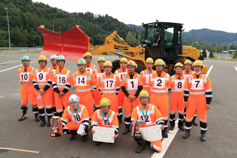 出場選手たちは競技に使用したトラクタショベルをバックに記念撮影