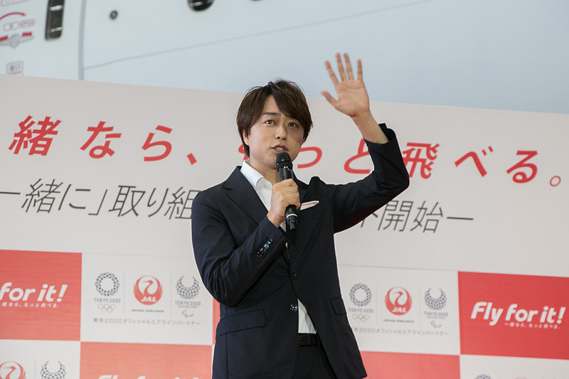CMの撮影中に生徒たちが手を振るので手を振り返したら、「誰ですかー!?」という声が聞こえたというエピソードを話す櫻井翔さん