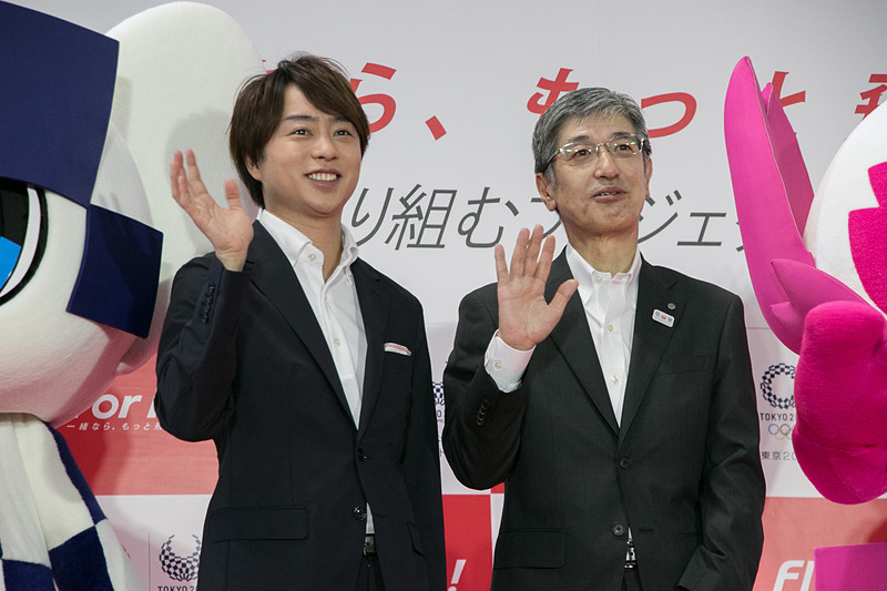 発表会に出席した嵐の櫻井翔さん（左）と日本航空株式会社 代表取締役社長 赤坂祐二氏（右）