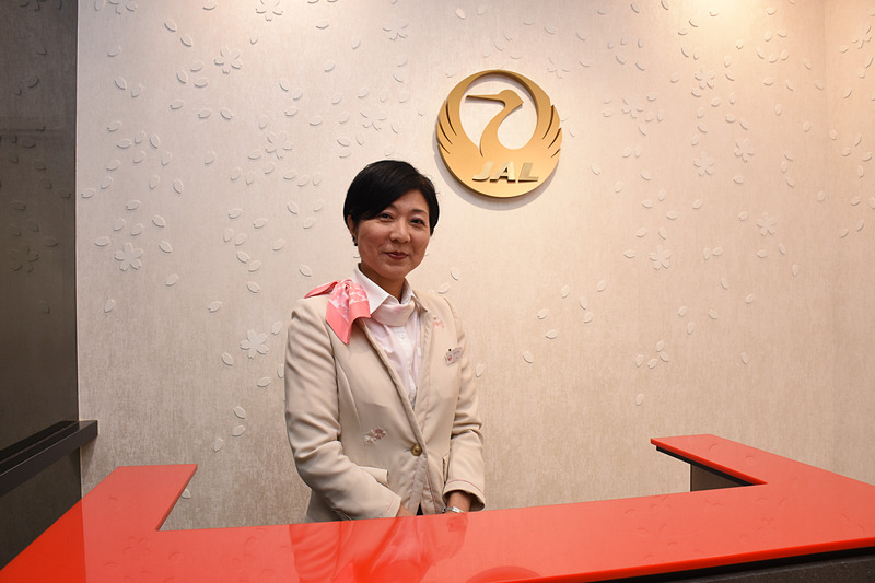 カウンターには黒い溶岩石が使われているほか、カウンタートップは白ではなく赤。カウンタートップを赤く仕上げたのはサクララウンジ・ハレが初めてとのこと