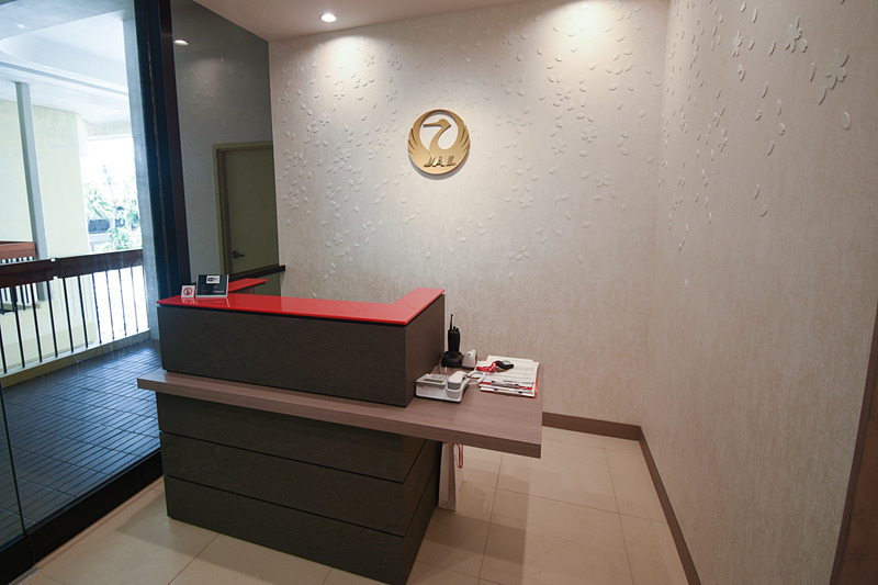 カウンターには黒い溶岩石が使われているほか、カウンタートップは白ではなく赤。カウンタートップを赤く仕上げたのはサクララウンジ・ハレが初めてとのこと