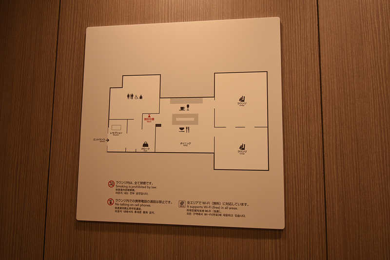 通路を抜けると正面にフードカウンターのあるダイニングスペース、奥が二手に分かれてラウンジスペースにつながっている