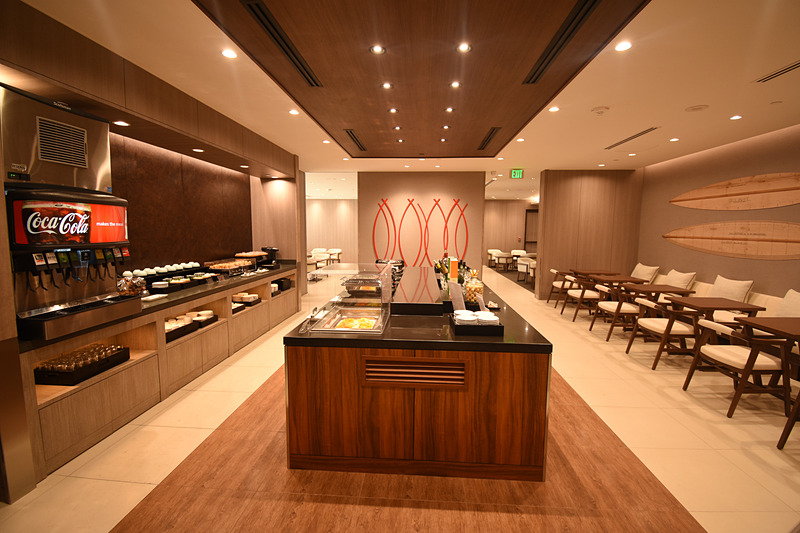 通路を抜けると正面にフードカウンターのあるダイニングスペース、奥が二手に分かれてラウンジスペースにつながっている