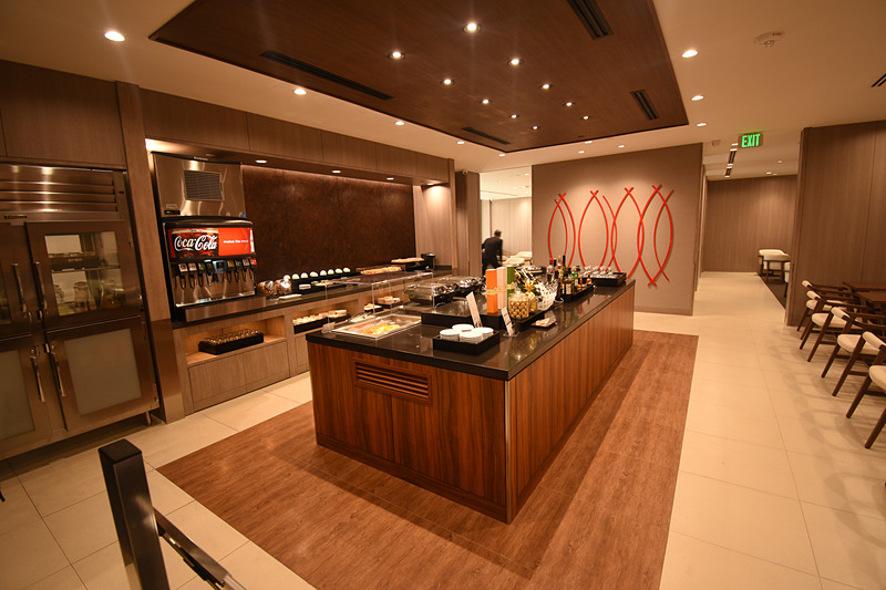 通路を抜けると正面にフードカウンターのあるダイニングスペース、奥が二手に分かれてラウンジスペースにつながっている