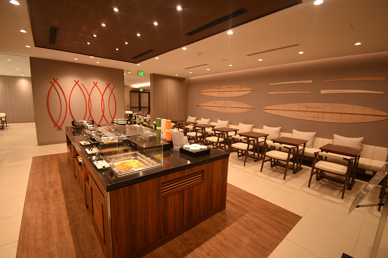 ダイニングの壁にはサーフボードの制作に使う型紙（型板）をモチーフにしたアート