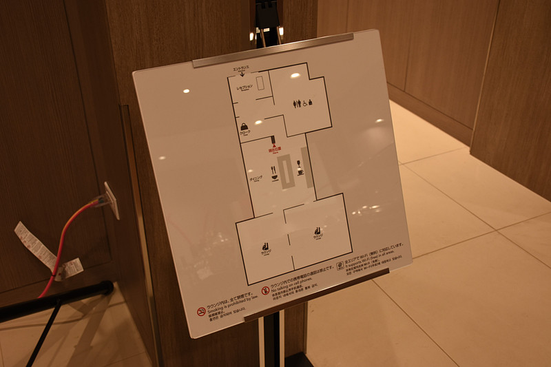 ダイニングの壁にはサーフボードの制作に使う型紙（型板）をモチーフにしたアート