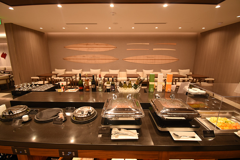 ダイニングの壁にはサーフボードの制作に使う型紙（型板）をモチーフにしたアート