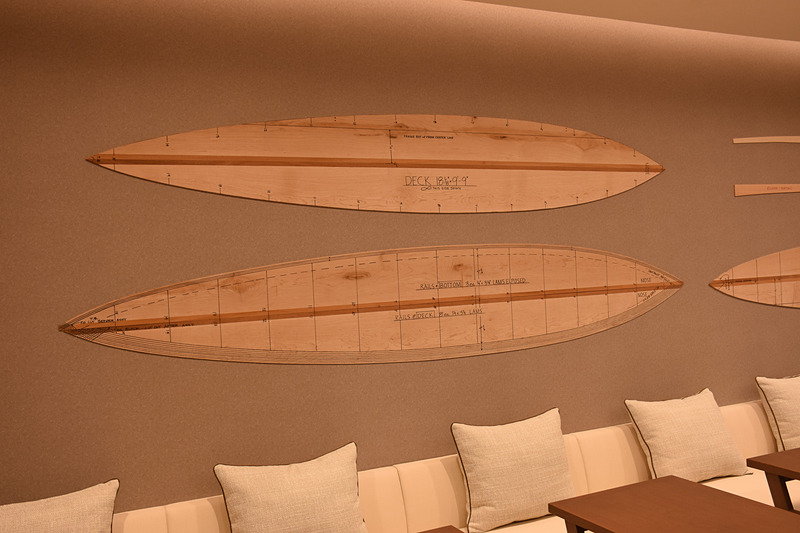 ダイニングの壁にはサーフボードの制作に使う型紙（型板）をモチーフにしたアート