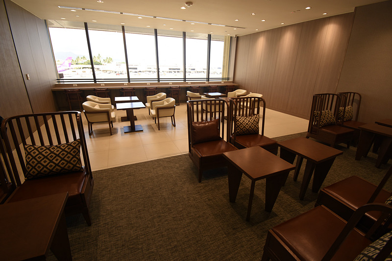 向かって左手の奥は駐機場を臨む窓を備えたスペース。席数は28。仕事ができるようなカウンターもある