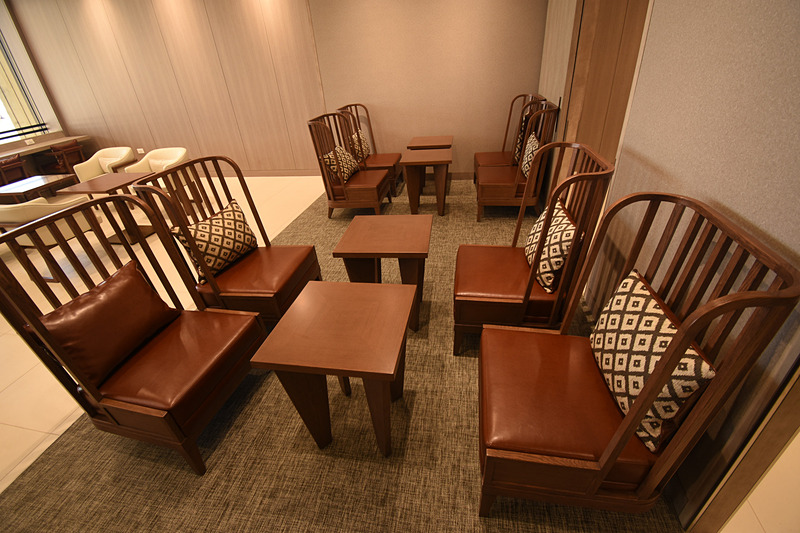 向かって左手の奥は駐機場を臨む窓を備えたスペース。席数は28。仕事ができるようなカウンターもある