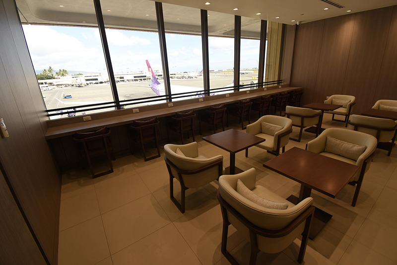 向かって左手の奥は駐機場を臨む窓を備えたスペース。席数は28。仕事ができるようなカウンターもある