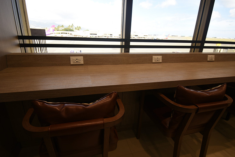 時間帯によっては窓の外にJAL便が複数見えることもあるという