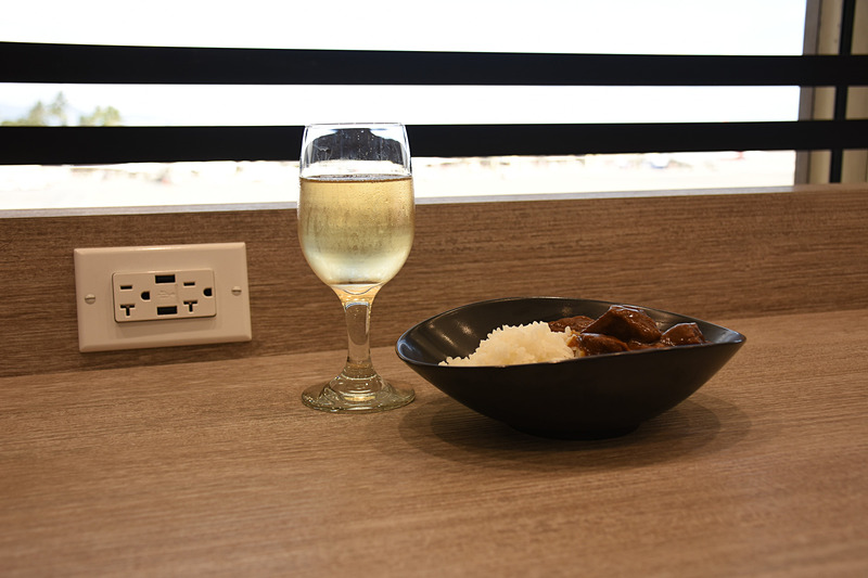 時間帯によっては窓の外にJAL便が複数見えることもあるという