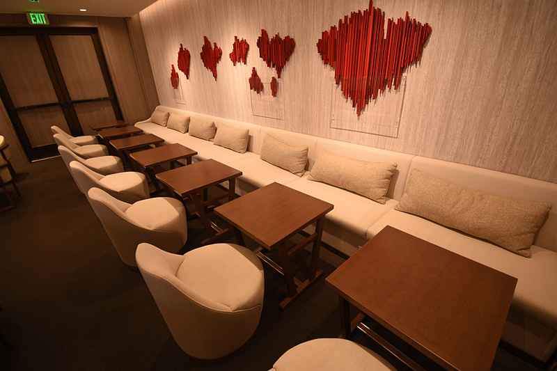 向かって右手奥のスペースはローバックのチェアが集まる。壁にはハワイ諸島をイメージしたアートが飾られている