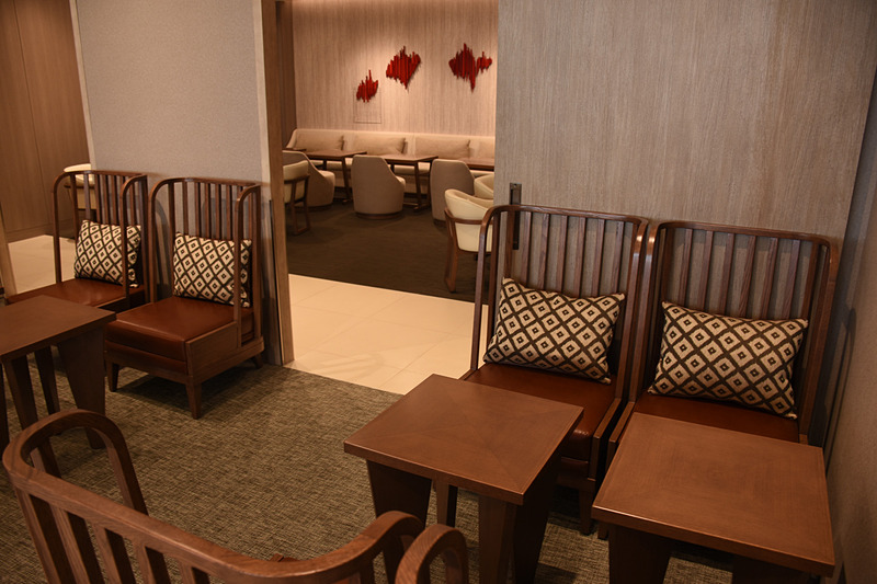 向かって右手奥のスペースはローバックのチェアが集まる。壁にはハワイ諸島をイメージしたアートが飾られている