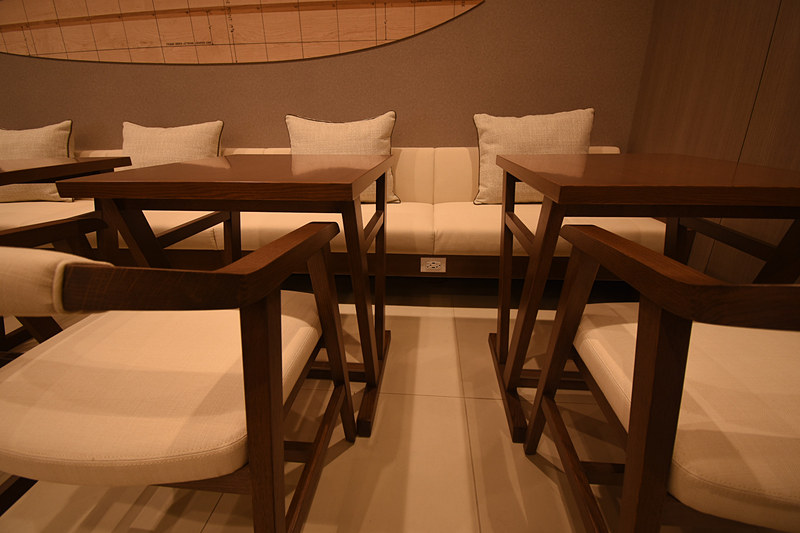 ラウンジ全体の各所に電源（コンセント、USB充電ポート）が用意してある