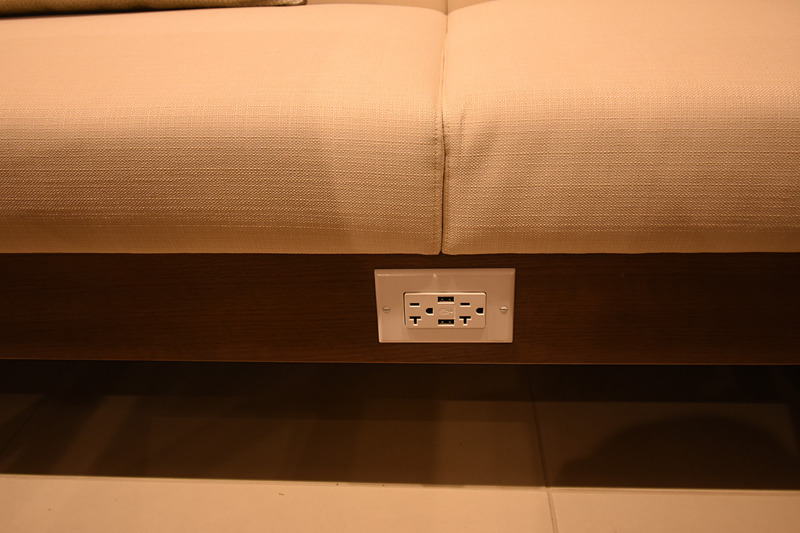 ラウンジ全体の各所に電源（コンセント、USB充電ポート）が用意してある