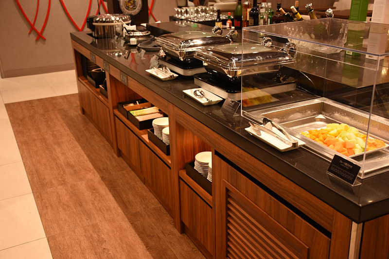 ビーフカレー、豚汁、鶏の唐揚げ、ラタトゥイユ、カットフルーツ、パイナップルケーキなどのフードを用意