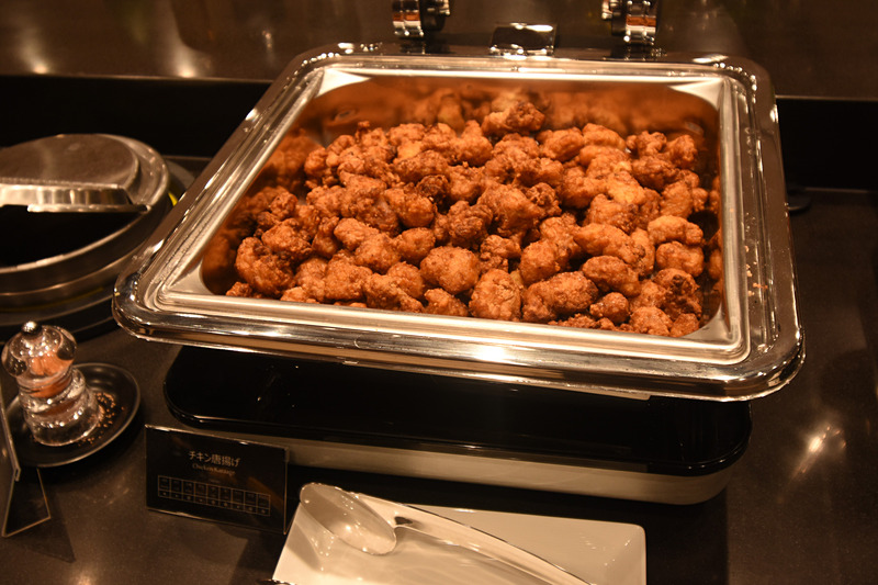 唐揚げは調理後にハワイアンシーソルトをかけて提供しているが、もっとかけたい人のために単独でボトルが用意してある