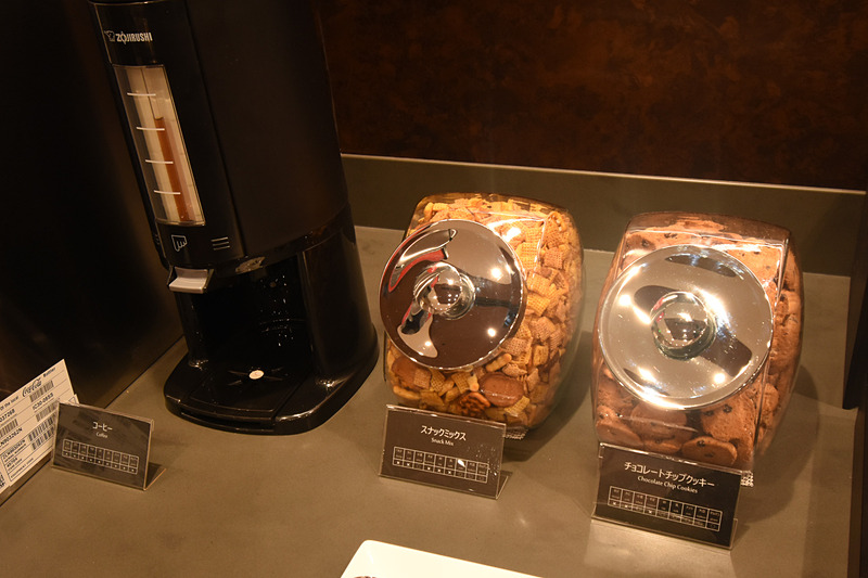ソフトドリンクはジュースやホットコーヒー、紅茶、抹茶など。スナックやデニッシュ、クロワッサンも並んでいた