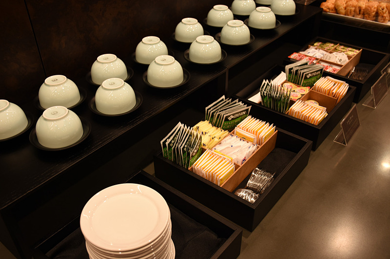 ソフトドリンクはジュースやホットコーヒー、紅茶、抹茶など。スナックやデニッシュ、クロワッサンも並んでいた