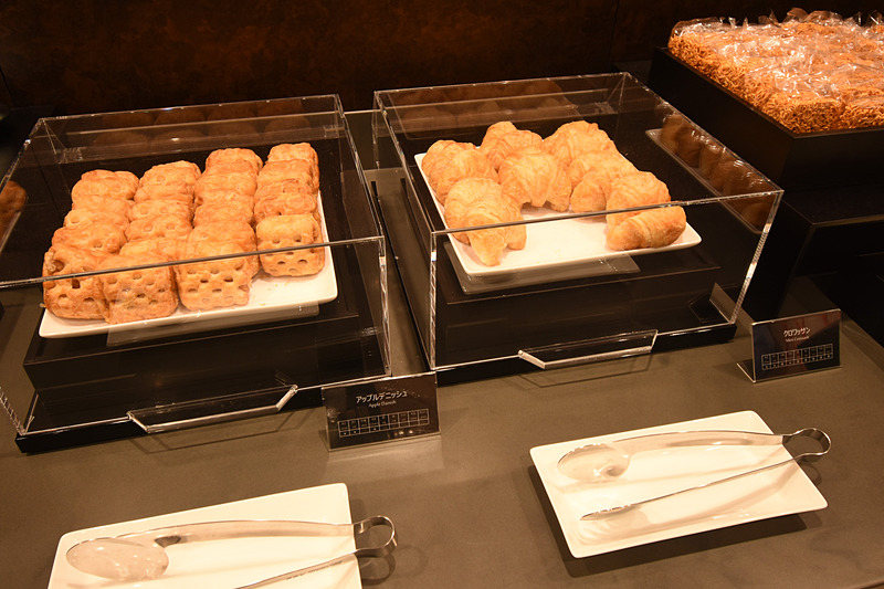 ソフトドリンクはジュースやホットコーヒー、紅茶、抹茶など。スナックやデニッシュ、クロワッサンも並んでいた
