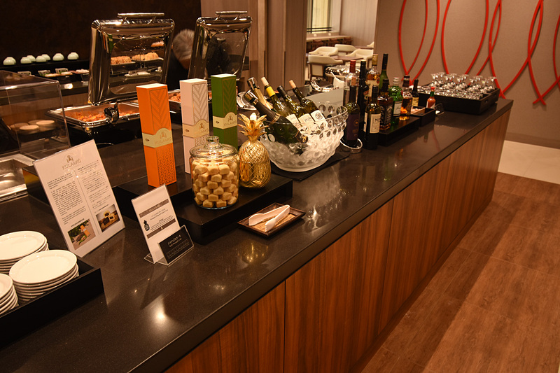 アルコールは缶ビールやワイン、ウィスキーなど。ワインはアメリカ産にこだわった