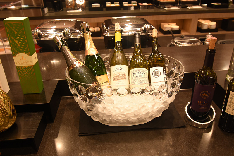 アルコールは缶ビールやワイン、ウィスキーなど。ワインはアメリカ産にこだわった