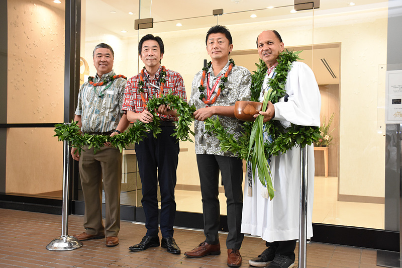 左から、ハワイ州 運輸局（Department of Transpotation）副局長のロス・ヒガシ（Ross Higashi）氏、日本航空株式会社 ハワイ支店長 黒田浩氏、日本航空株式会社 商品・サービス企画本部 開発部 部長 新谷浩一（しんやひろかず）氏