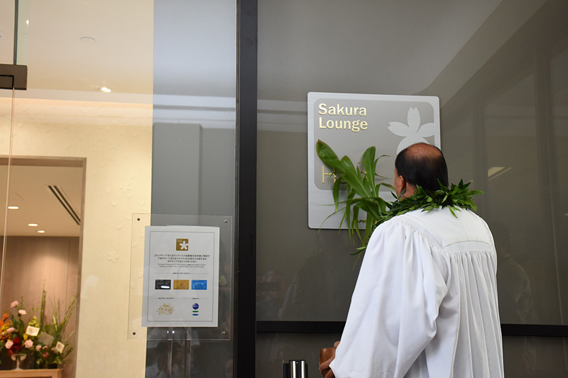 左から、ハワイ州 運輸局（Department of Transpotation）副局長のロス・ヒガシ（Ross Higashi）氏、日本航空株式会社 ハワイ支店長 黒田浩氏、日本航空株式会社 商品・サービス企画本部 開発部 部長 新谷浩一（しんやひろかず）氏