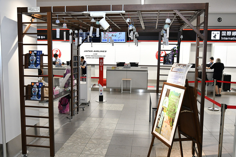 国内線チェックインカウンター前に設置された風鈴櫓。2016年より「伊万里大川内山風鈴まつり」の開催時期に合わせて登場する