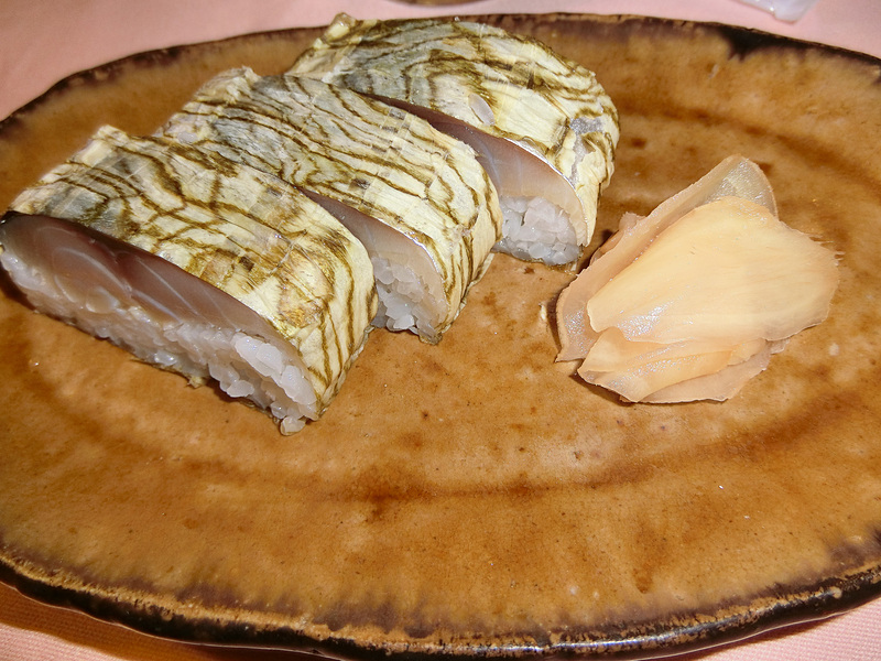 とろろ昆布のバッテラ。北陸は何にでもとろろ昆布使いまくります