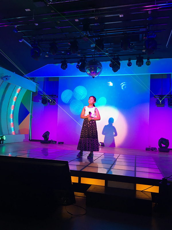 10歳とは思えない歌唱力の東 亜樹ちゃんと、豪華なカラオケ喫茶「香（キョウ）」のステージ