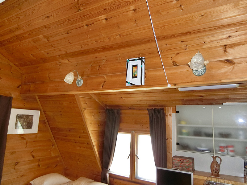 高い天井に絵画がありくつろげるお部屋